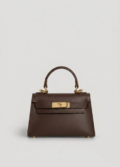 Geantă damă din piele naturală maro închis, fabricată în Italia, cu accesorii metalice aurii, compartiment interior practic și curea ajustabilă pentru purtare pe umăr sau crossbody. Poșetă elegantă pentru femei, potrivită pentru birou, oraș și ocazii speciale.