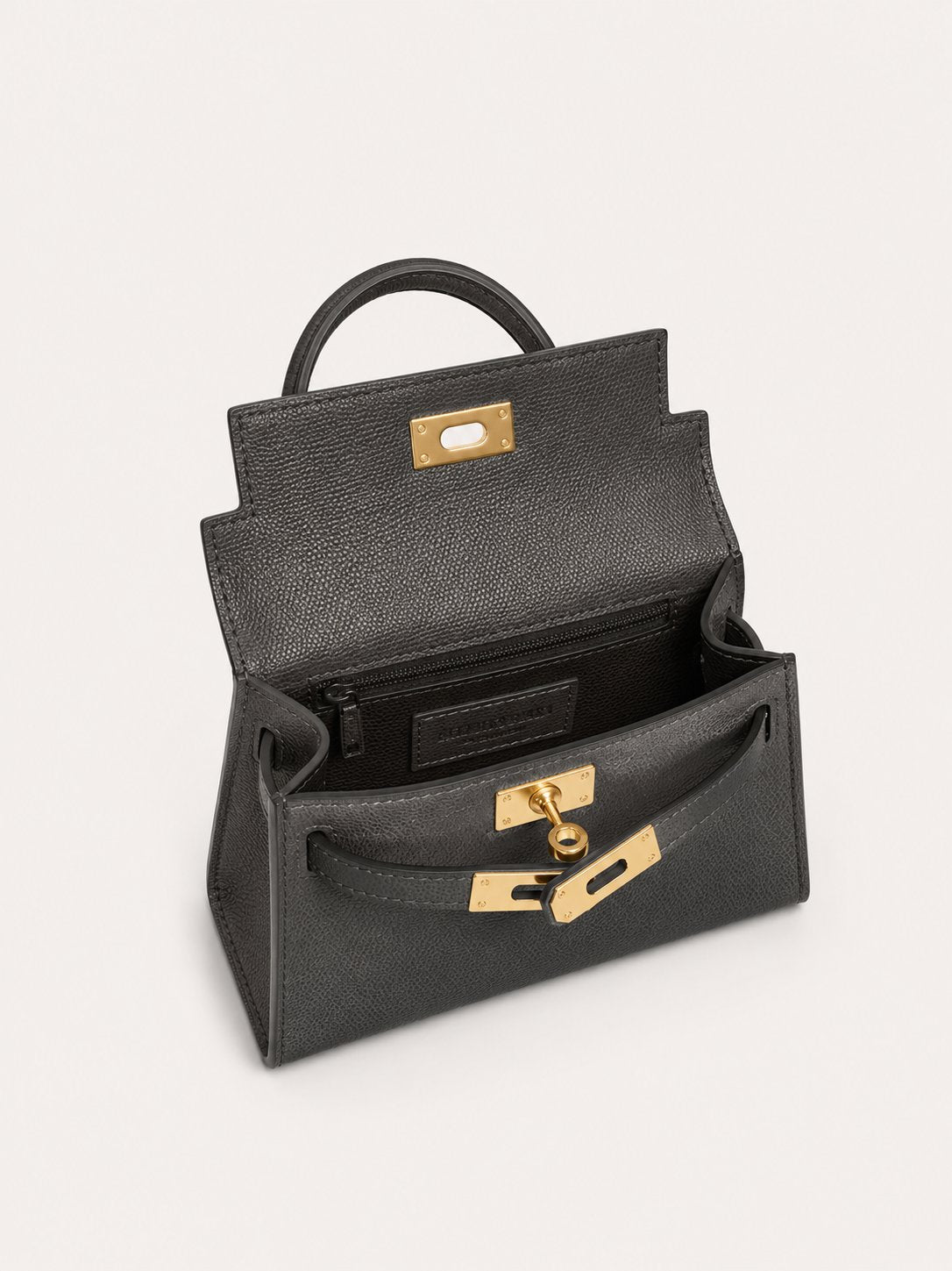 Geantă damă din piele naturală întoarsă neagră, fabricată în Italia, cu accesorii metalice aurii, compartiment interior practic și curea ajustabilă pentru purtare pe umăr sau crossbody. Poșetă elegantă din piele velur pentru femei, potrivită pentru birou, oraș și ocazii speciale.