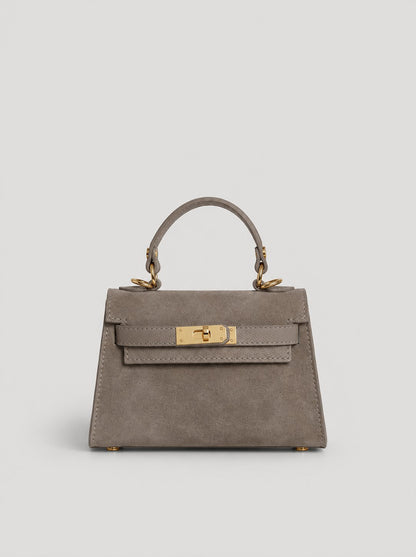 Geantă damă din piele naturală întoarsă taupe, fabricată în Italia, cu accesorii metalice aurii, compartiment interior practic și curea ajustabilă pentru purtare pe umăr sau crossbody. Poșetă elegantă din piele velur pentru femei, potrivită pentru birou, oraș și ocazii speciale.
