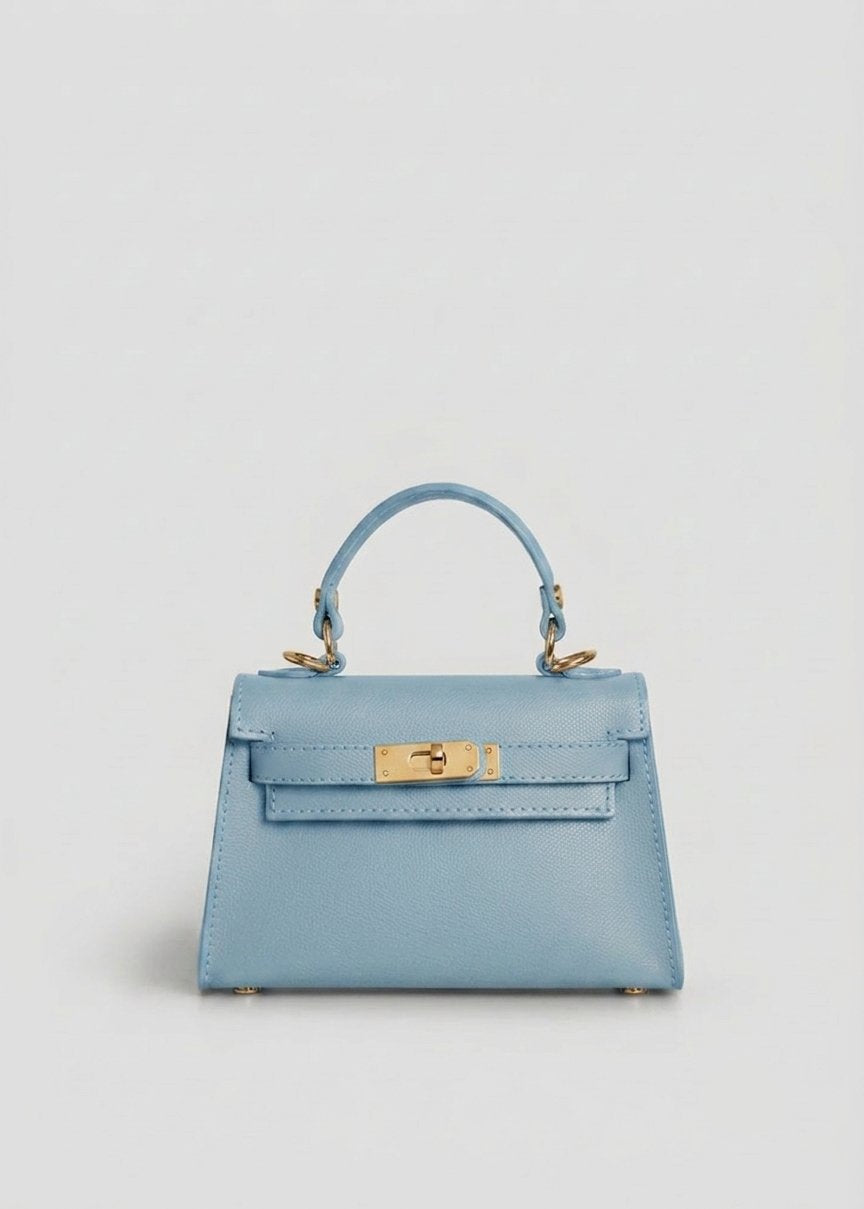 Geantă damă din piele naturală întoarsă turcoaz, fabricată în Italia, cu accesorii metalice aurii, compartiment interior practic și curea ajustabilă pentru purtare pe umăr sau crossbody. Poșetă elegantă din piele velur pentru femei, potrivită pentru birou, oraș și ocazii speciale.