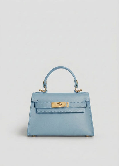 Geantă damă din piele naturală întoarsă turcoaz, fabricată în Italia, cu accesorii metalice aurii, compartiment interior practic și curea ajustabilă pentru purtare pe umăr sau crossbody. Poșetă elegantă din piele velur pentru femei, potrivită pentru birou, oraș și ocazii speciale.