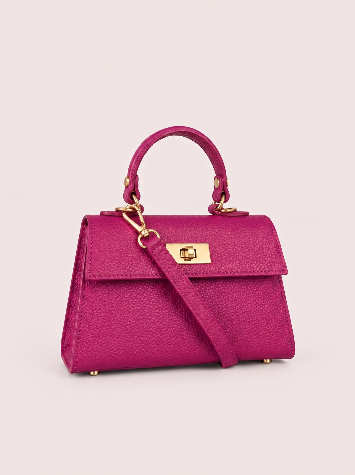 Model de poșetă damă Emilia din piele naturală fucsia Made in Italy, cu curea reglabilă și detașabilă, închidere metalică frontală și compartiment interior practic, perfectă pentru utilizarea zilnică și ocazii speciale.