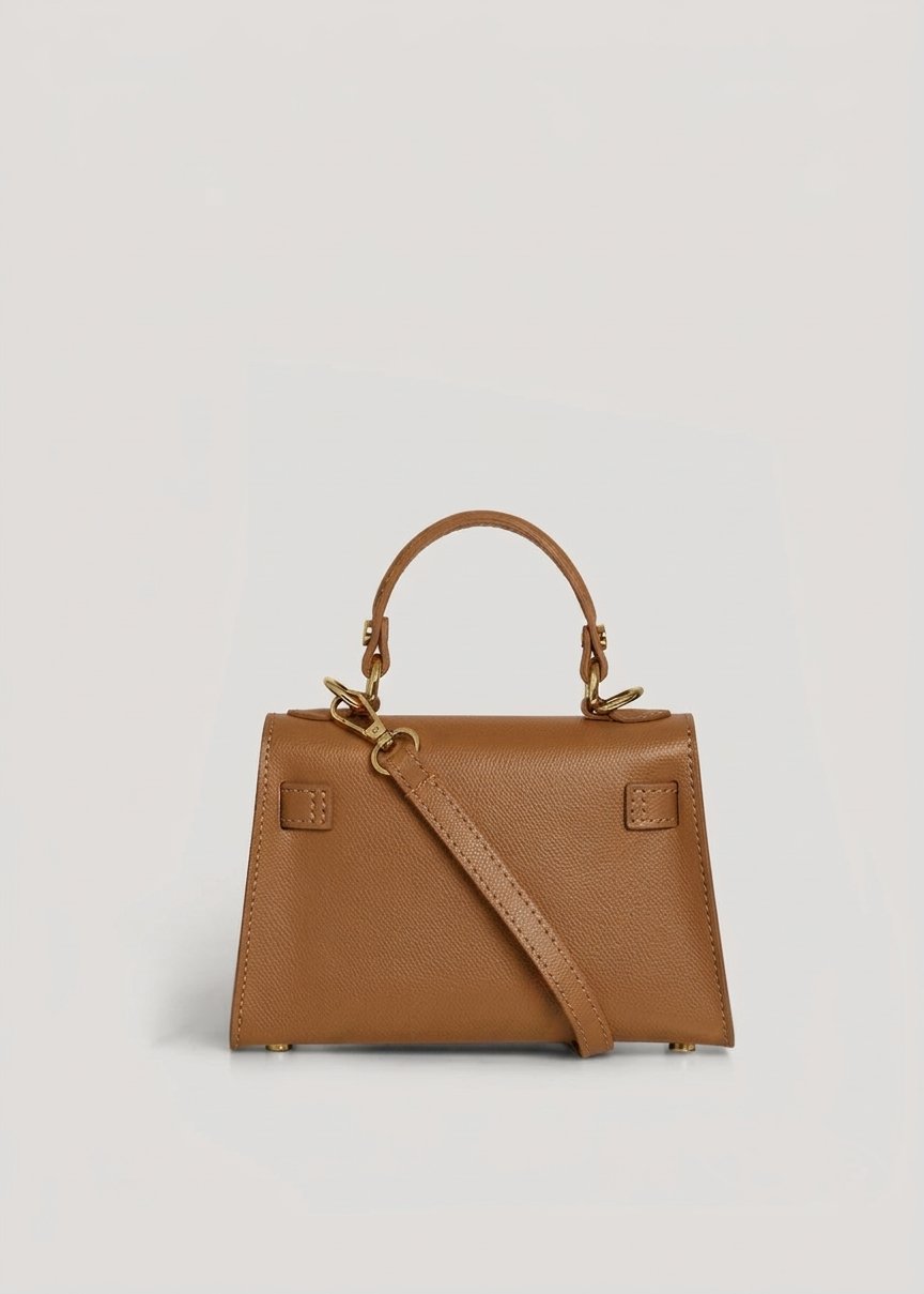 Geantă premium camel pentru femei, realizată din piele naturală întoarsă italiană, cu curea detașabilă, accesorii aurii și design sofisticat. Poșetă Made in Italy pentru damă, perfectă pentru office, city break, ieșiri în oraș și evenimente elegante.