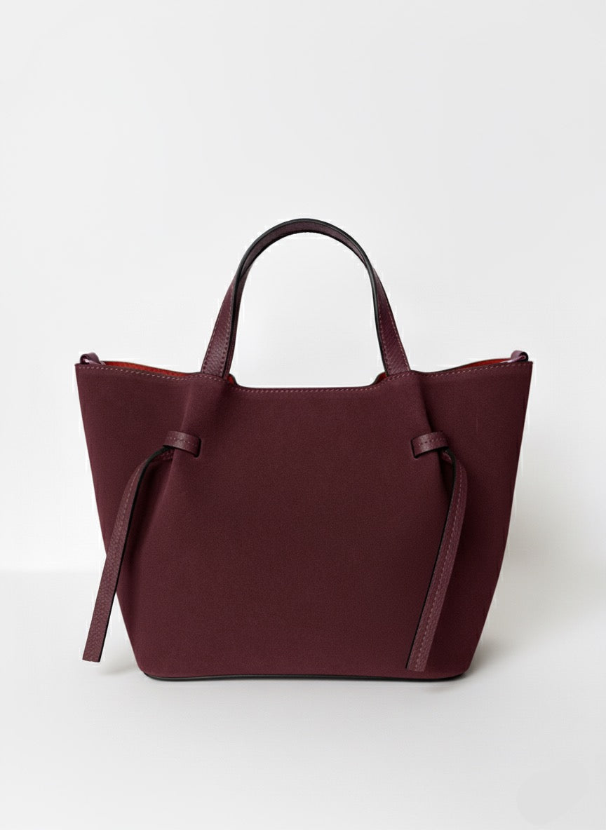 Geantă tote de damă bordeaux din piele naturală întoarsă, Made in Italy, cu design elegant și încăpător, mânere confortabile și finisaje premium pentru ținute feminine de zi cu zi.