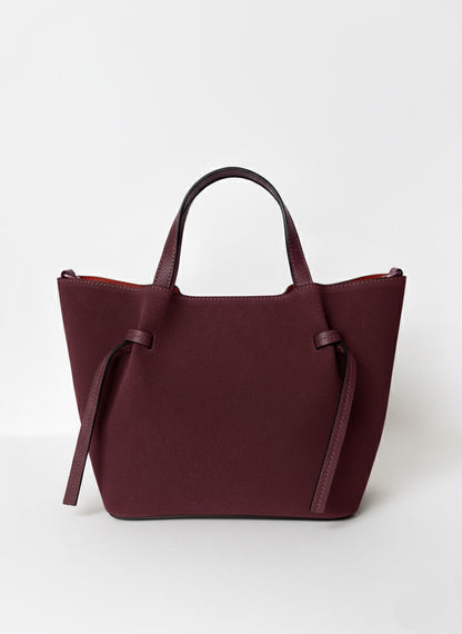 Geantă tote de damă bordeaux din piele naturală întoarsă, Made in Italy, cu design elegant și încăpător, mânere confortabile și finisaje premium pentru ținute feminine de zi cu zi.