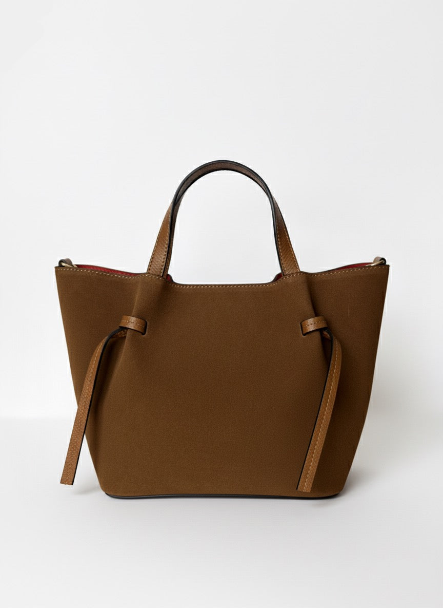 Geantă tote de damă camel din piele naturală întoarsă, Made in Italy, model elegant și încăpător cu mânere de umăr, design premium pentru ținute de zi și office.
