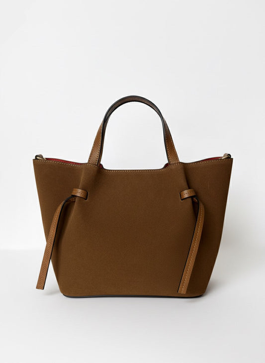 Geantă tote de damă camel din piele naturală întoarsă, Made in Italy, model elegant și încăpător cu mânere de umăr, design premium pentru ținute de zi și office.
