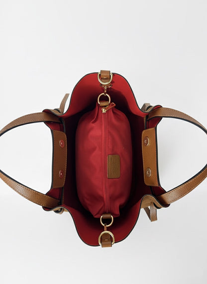 Interior geantă tote de damă din piele naturală camel, cu interior roșu elegant și compartiment central cu fermoar, conceput pentru organizarea practică a obiectelor personale.