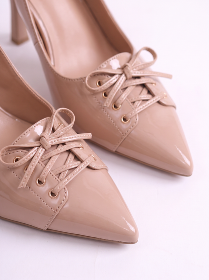 Prim-plan cu pantofi nude pentru femei, model slingback cu vârf ascuțit, toc înalt de 9 cm și detaliu decorativ cu șiret, realizați într-un design elegant și modern, potriviți pentru evenimente festive și ținute sofisticate.