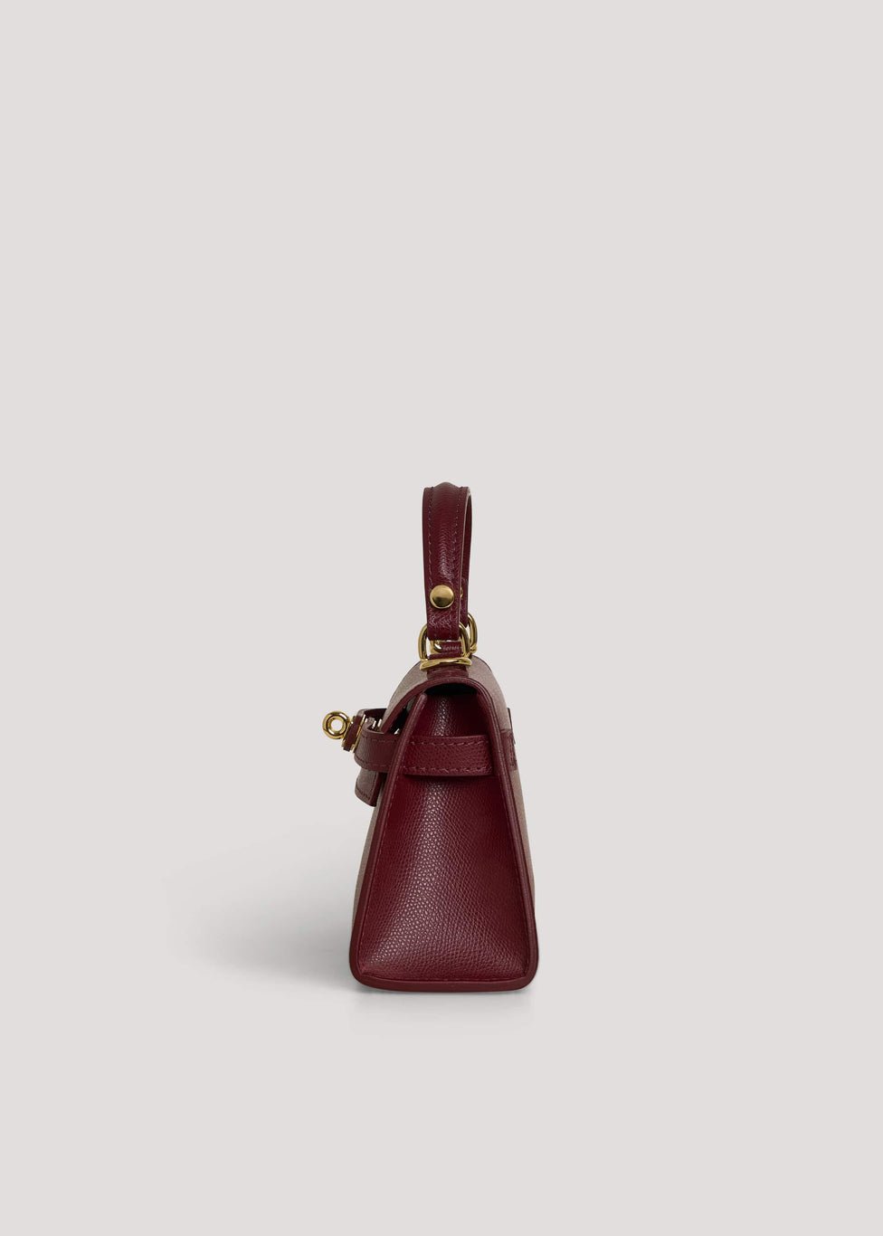 Poșetă bordo pentru femei din piele naturală Made in Italy, cu design modern, închidere metalică twist-lock și curea detașabilă. Geantă premium din piele pentru damă, perfectă pentru outfituri elegante, business, casual și evenimente speciale.