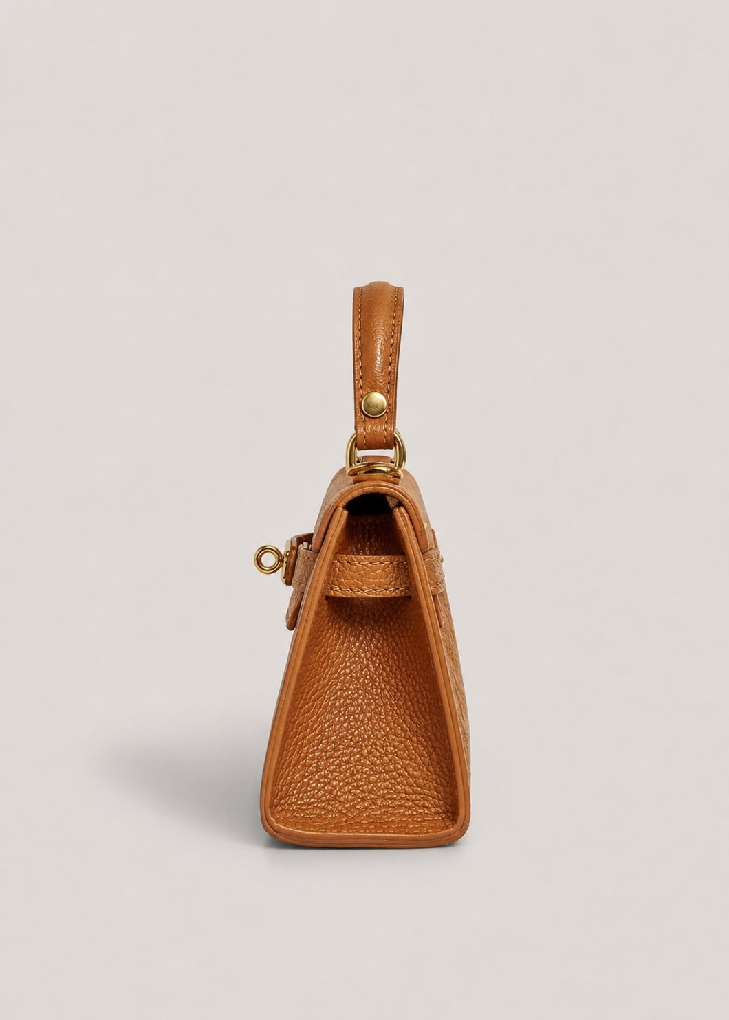 Poșetă camel pentru femei din piele naturală întoarsă Made in Italy, cu design modern, închidere metalică twist-lock și curea detașabilă. Geantă premium din piele întoarsă pentru damă, perfectă pentru outfituri elegante, business, casual și evenimente speciale.