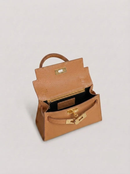 Alt text: Poșetă camel pentru femei din piele naturală întoarsă Made in Italy, cu design modern, închidere metalică twist-lock și curea detașabilă. Geantă premium din piele întoarsă pentru damă, perfectă pentru outfituri elegante, business, casual și evenimente speciale.
