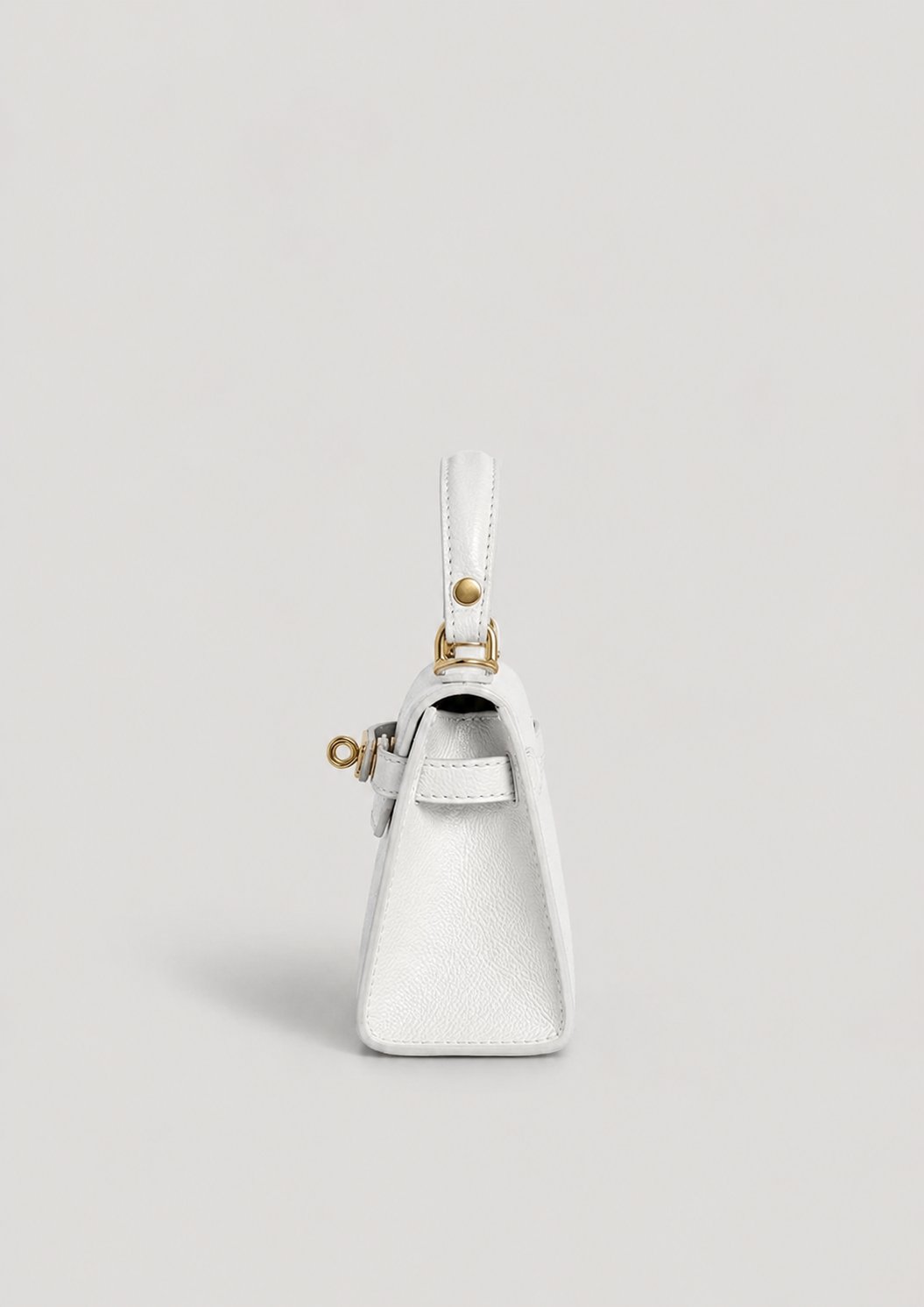 Poșetă din piele naturală întoarsă albă pentru damă, cu curea reglabilă, închidere twist-lock și dimensiuni compacte de 21 × 14 cm. Geantă premium pentru femei, recomandată pentru rochii, sacouri, pantaloni eleganți și ținute moderne.