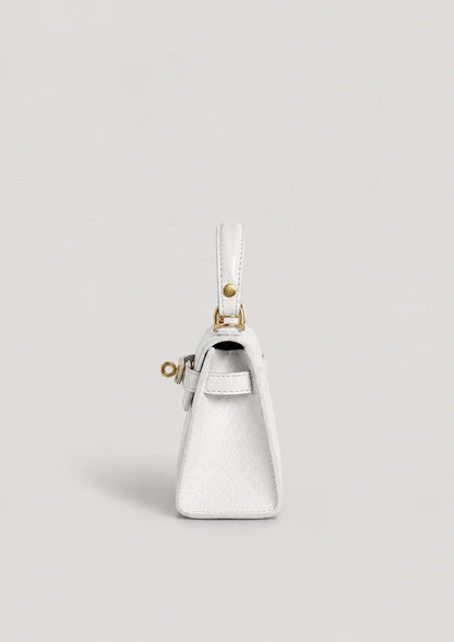 Poșetă din piele naturală întoarsă albă pentru damă, cu curea reglabilă, închidere twist-lock și dimensiuni compacte de 21 × 14 cm. Geantă premium pentru femei, recomandată pentru rochii, sacouri, pantaloni eleganți și ținute moderne.