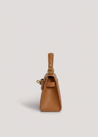 Poșetă din piele naturală întoarsă camel pentru damă, cu curea reglabilă, închidere twist-lock și dimensiuni compacte de 21 × 14 cm. Geantă premium pentru femei, recomandată pentru rochii, sacouri, pantaloni eleganți și ținute moderne.