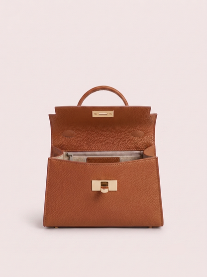 Poșetă Emilia mică camel pentru femei, realizată din piele naturală premium, cu mâner rigid, detalii aurii și compartiment interior practic. Geantă Made in Italy pentru outfituri elegante, moderne, business și ocazii speciale.