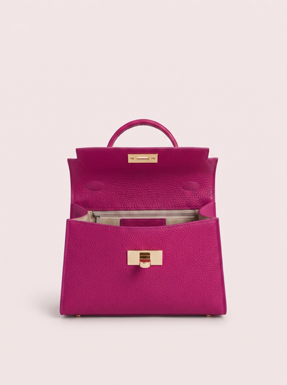 Poșetă elegantă fucsia din piele naturală premium pentru femei, cu finisaje de înaltă calitate, accesorii aurii și design structurat, potrivită pentru ținute office, casual elegante și evenimente festive