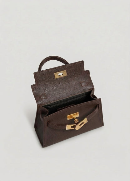 Poșetă maro închis pentru femei din piele naturală Made in Italy, cu design modern, închidere metalică twist-lock și curea detașabilă. Geantă premium pentru damă, perfectă pentru outfituri elegante, business, casual și evenimente speciale.