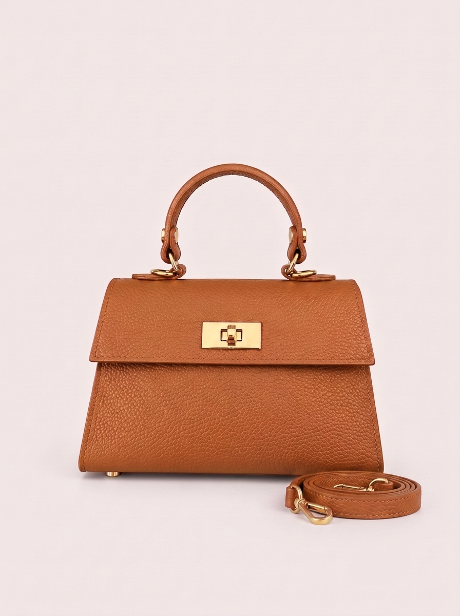 Poșetă mică camel din piele naturală pentru damă, Made in Italy, cu mâner superior, curea reglabilă și detașabilă și accesorii metalice aurii. Geantă elegantă pentru femei, potrivită pentru ținute office, casual chic, petreceri și evenimente speciale.