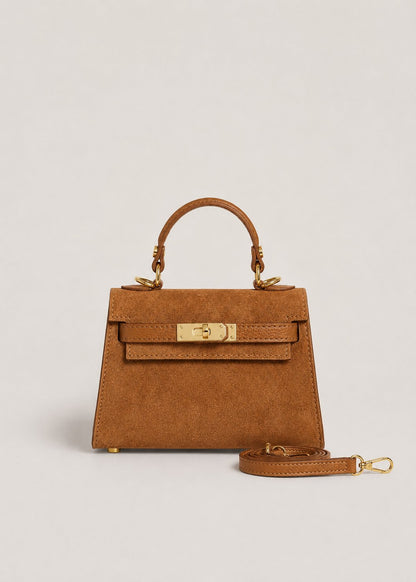Poșetă damă camel din piele naturală întoarsă premium, Made in Italy, cu închidere twist-lock aurie și curea reglabilă și detașabilă. Geantă elegantă din piele întoarsă pentru femei, ideală pentru ținute office, casual chic, evenimente, petreceri și utilizare zilnică.
