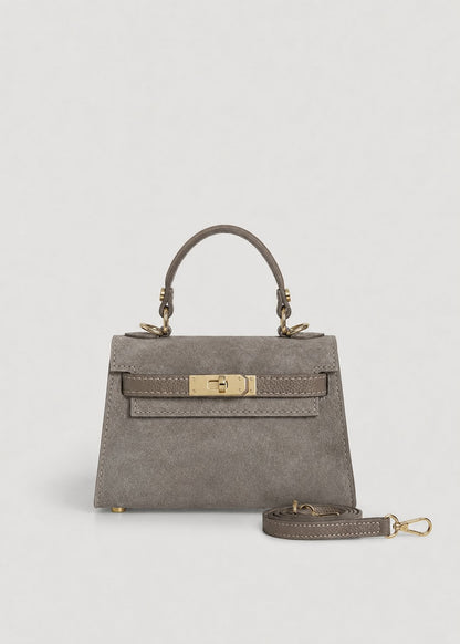 Poșetă damă taupe din piele naturală întoarsă premium, Made in Italy, cu închidere twist-lock aurie și curea reglabilă și detașabilă. Geantă elegantă din piele întoarsă pentru femei, ideală pentru ținute office, casual chic, evenimente, petreceri și utilizare zilnică.