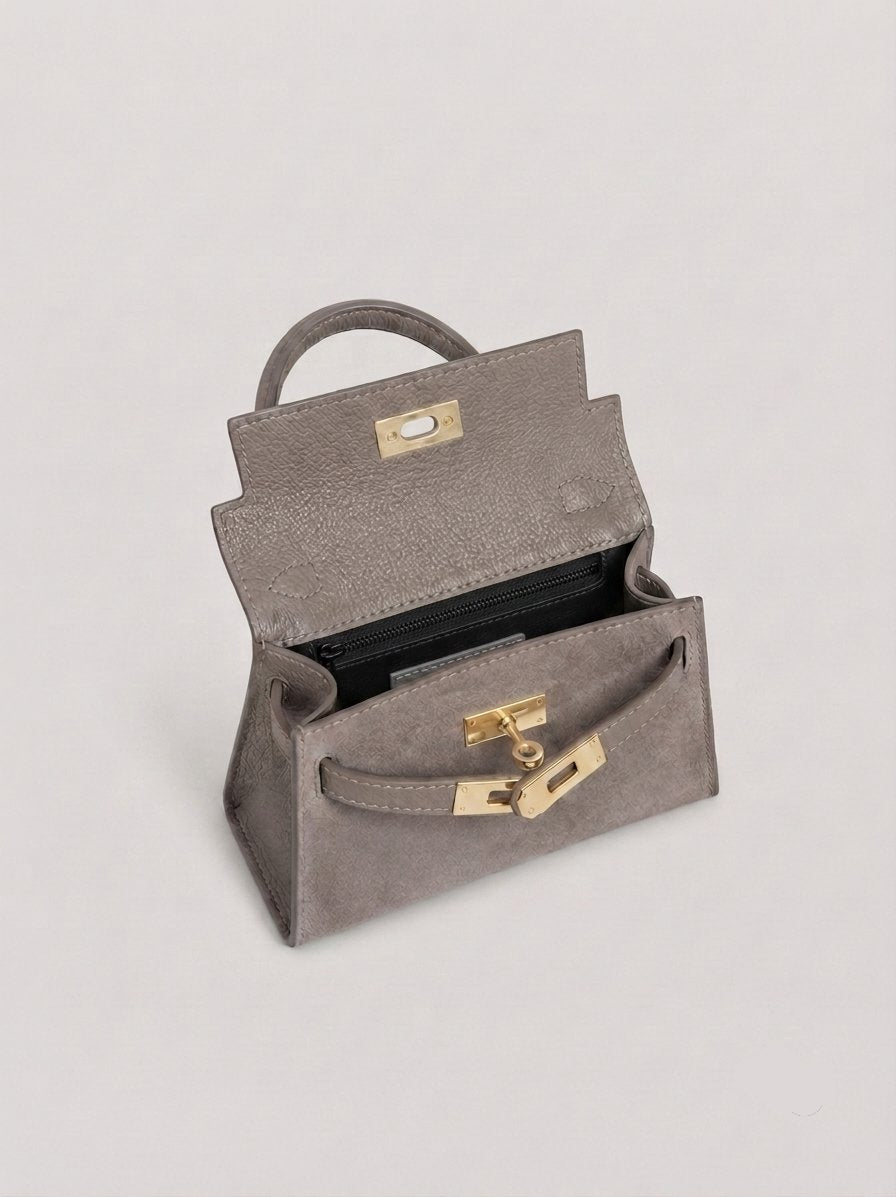 Geantă damă din piele naturală întoarsă taupe, fabricată în Italia, cu accesorii metalice aurii, compartiment interior practic și curea ajustabilă pentru purtare pe umăr sau crossbody. Poșetă elegantă din piele velur pentru femei, potrivită pentru birou, oraș și ocazii speciale.
