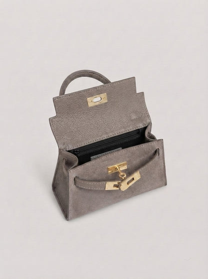 Geantă damă din piele naturală întoarsă taupe, fabricată în Italia, cu accesorii metalice aurii, compartiment interior practic și curea ajustabilă pentru purtare pe umăr sau crossbody. Poșetă elegantă din piele velur pentru femei, potrivită pentru birou, oraș și ocazii speciale.