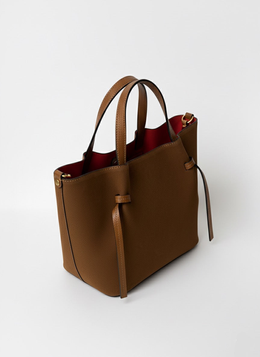 Poșetă tote camel pentru femei, realizată din piele naturală întoarsă și fabricată în Italia, prezentată din perspectivă pentru evidențierea formei elegante, mânerelor și designului rafinat