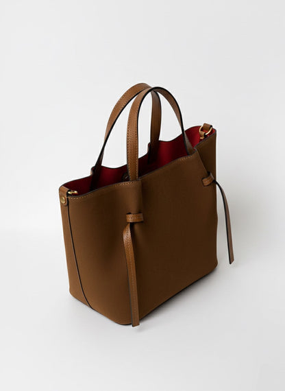 Poșetă tote camel pentru femei, realizată din piele naturală întoarsă și fabricată în Italia, prezentată din perspectivă pentru evidențierea formei elegante, mânerelor și designului rafinat