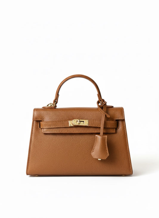 Poșetă damă camel din piele ecologică premium, cu curea reglabilă pentru purtare crossbody sau pe umăr și compartiment principal încăpător. Geantă elegantă pentru femei, ideală pentru ținute office, casual chic, ieșiri în oraș, petreceri și utilizare zilnică.

