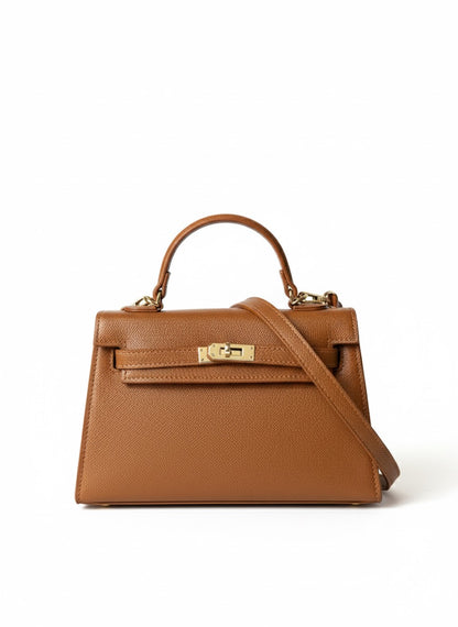 Geantă crossbody camel pentru damă din piele ecologică, cu curea ajustabilă, design modern și finisaje elegante. Poșetă practică pentru femei, perfectă pentru outfituri casual, business, office, vacanțe, shopping și evenimente speciale.