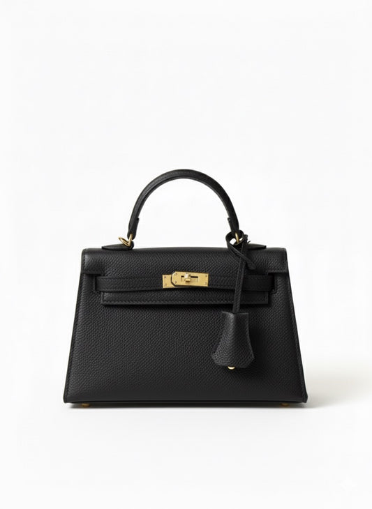 Poșetă damă neagră din piele ecologică premium, cu curea reglabilă pentru purtare crossbody sau pe umăr și compartiment principal încăpător. Geantă elegantă pentru femei, ideală pentru ținute office, casual chic, ieșiri în oraș, petreceri și utilizare zilnică.