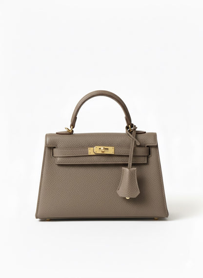Poșetă damă taupe din piele ecologică premium, cu curea reglabilă pentru purtare crossbody sau pe umăr și compartiment principal încăpător. Geantă elegantă pentru femei, ideală pentru ținute office, casual chic, ieșiri în oraș, petreceri și utilizare zilnică.