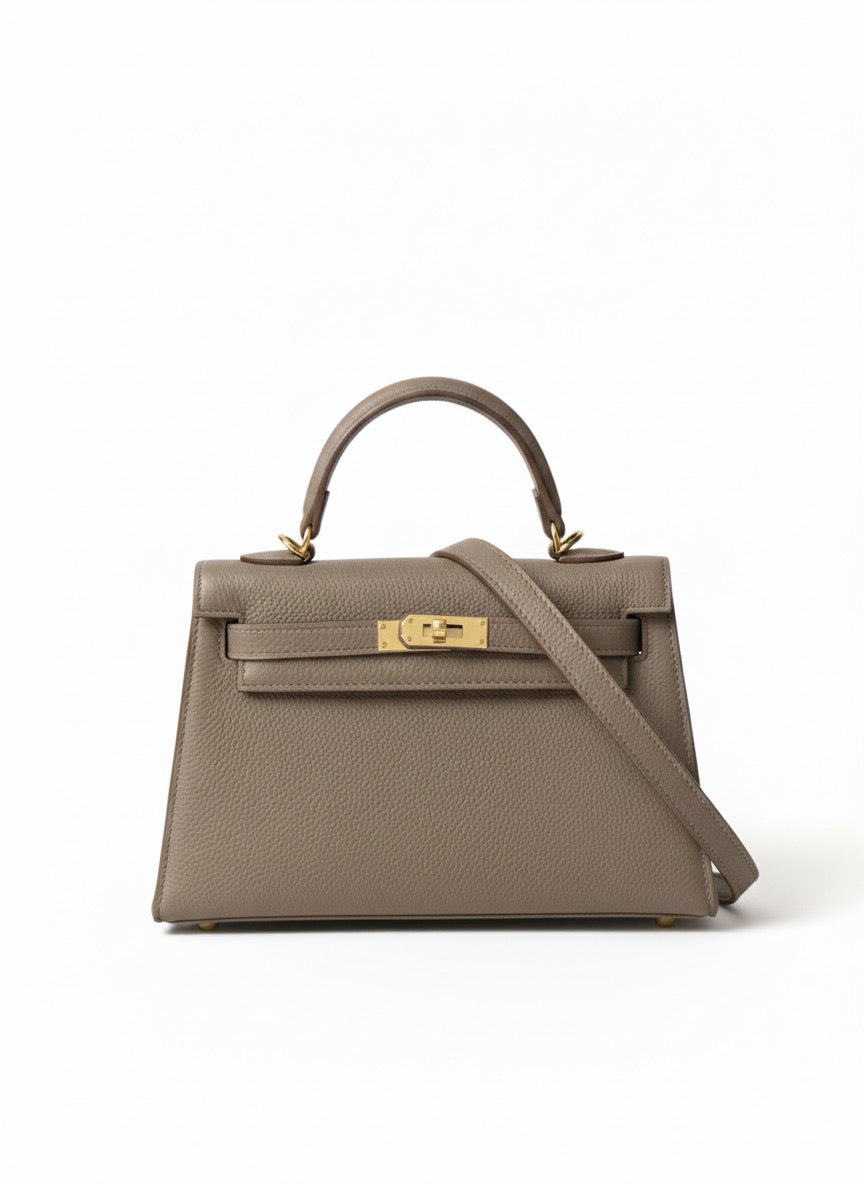 Geantă crossbody taupe pentru damă din piele ecologică, cu curea ajustabilă, design modern și finisaje elegante. Poșetă practică pentru femei, perfectă pentru outfituri casual, business, office, vacanțe, shopping și evenimente speciale.