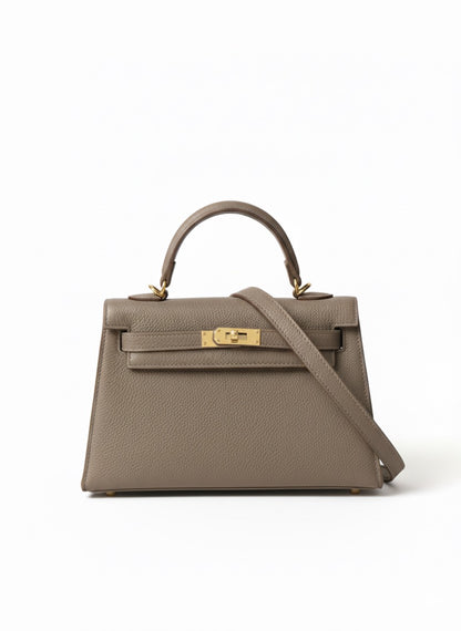 Geantă crossbody taupe pentru damă din piele ecologică, cu curea ajustabilă, design modern și finisaje elegante. Poșetă practică pentru femei, perfectă pentru outfituri casual, business, office, vacanțe, shopping și evenimente speciale.
