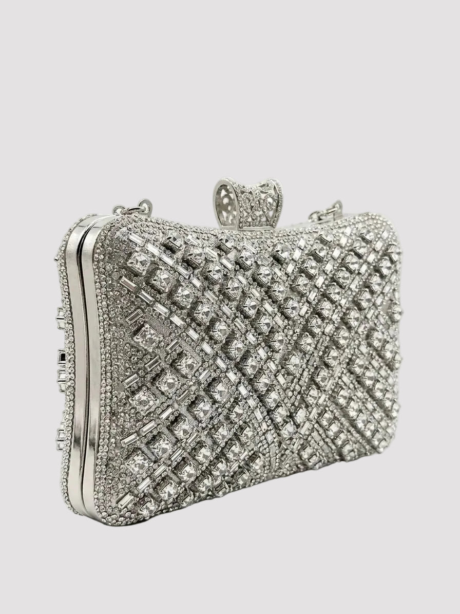 Poșetă elegantă argintie tip clutch pentru damă, împodobită cu pietre decorative și cristale strălucitoare, ideală pentru completarea unei ținute sofisticate. Geantă premium pentru femei, recomandată pentru nunți, baluri, cocktail-uri și evenimente festive.