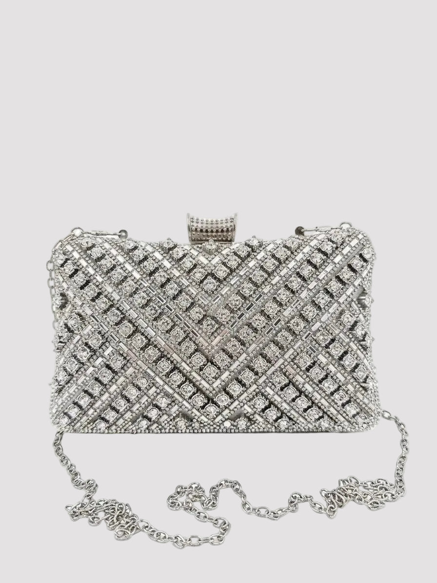 Geantă clutch argintie cu cristale pentru femei, accesorizată cu pietre strălucitoare și finisaje elegante care oferă un efect glamour. Poșetă de seară pentru damă, perfectă pentru rochii elegante, petreceri, recepții, ceremonii și ocazii speciale.
