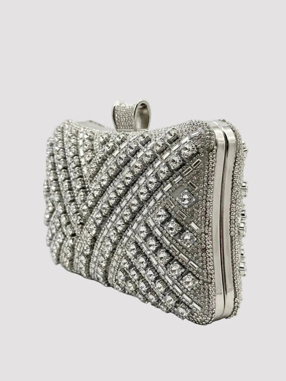 Clutch argintiu premium pentru femei, decorat integral cu pietre și cristale strălucitoare, cu design rafinat și elegant. Poșetă de ocazie pentru damă, perfectă pentru gale, petreceri exclusiviste, recepții, aniversări și ținute elegante de seară.