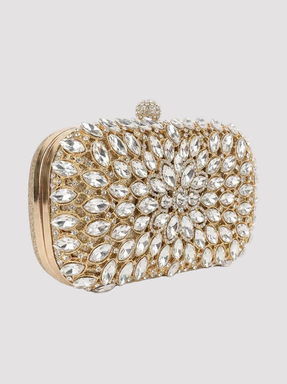 Prim-plan cu geantă clutch aurie pentru femei, decorată cu cristale premium și pietre strălucitoare dispuse floral, accesoriu elegant pentru ținute de seară, nunți, cocktailuri, botezuri și petreceri elegante.