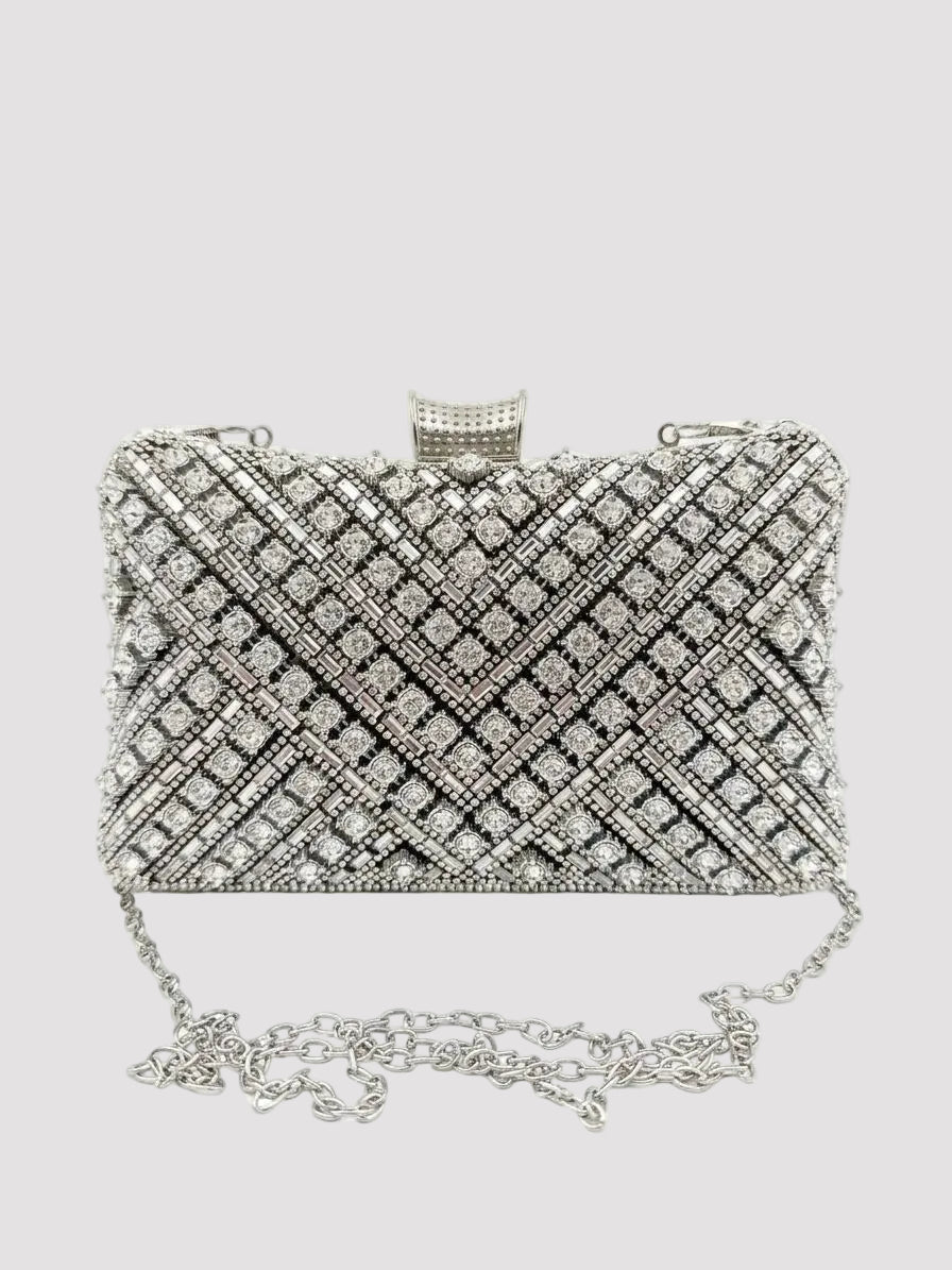 Poșetă clutch argintie elegantă cu design geometric modern, acoperită cu cristale premium și finisaje argintii rafinate, prevăzută cu lanț metalic pentru purtare pe umăr, perfectă pentru rochii de seară și ținute elegante de ocazie.