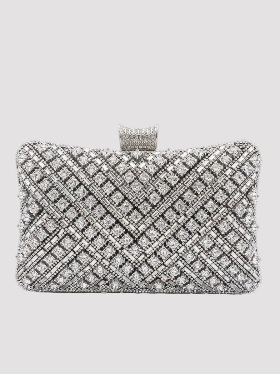 Geantă clutch argintie pentru damă, decorată integral cu cristale și strass strălucitoare, cu lanț metalic detașabil și închidere elegantă tip clasp, accesoriu premium ideal pentru nunți, botezuri, baluri, petreceri și alte evenimente speciale.