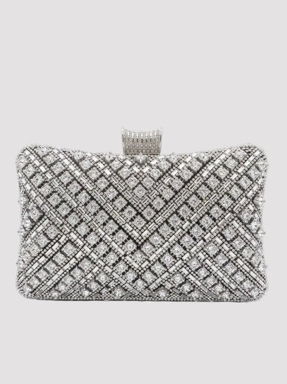 Geantă clutch argintie pentru damă, decorată integral cu cristale și strass strălucitoare, cu lanț metalic detașabil și închidere elegantă tip clasp, accesoriu premium ideal pentru nunți, botezuri, baluri, petreceri și alte evenimente speciale.