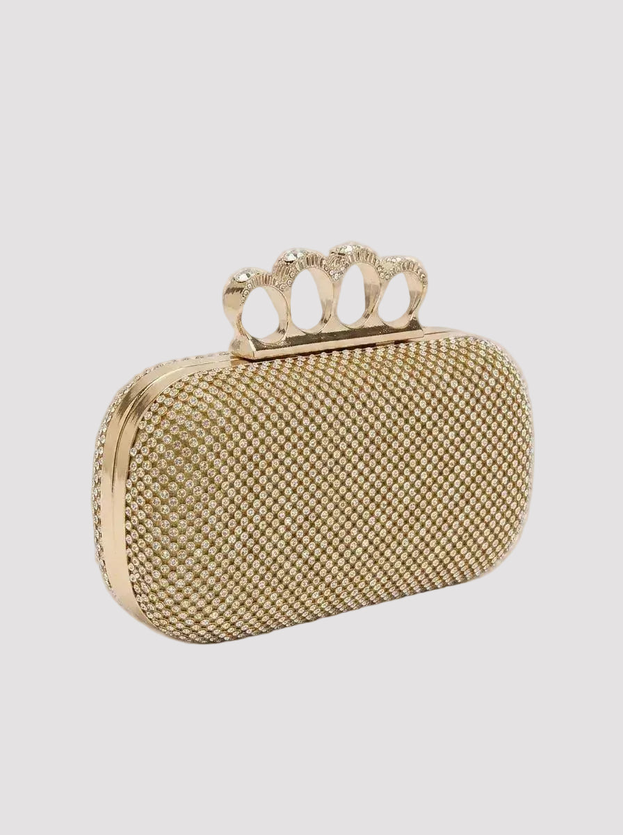Geantă clutch aurie elegantă pentru damă, decorată integral cu cristale strălucitoare și sistem de prindere tip inele, perfectă pentru nunți, botezuri, baluri, petreceri și evenimente speciale, accesoriu sofisticat pentru rochii de seară și ținute elegante.
