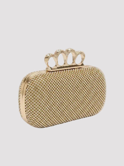 Geantă clutch aurie elegantă pentru damă, decorată integral cu cristale strălucitoare și sistem de prindere tip inele, perfectă pentru nunți, botezuri, baluri, petreceri și evenimente speciale, accesoriu sofisticat pentru rochii de seară și ținute elegante.