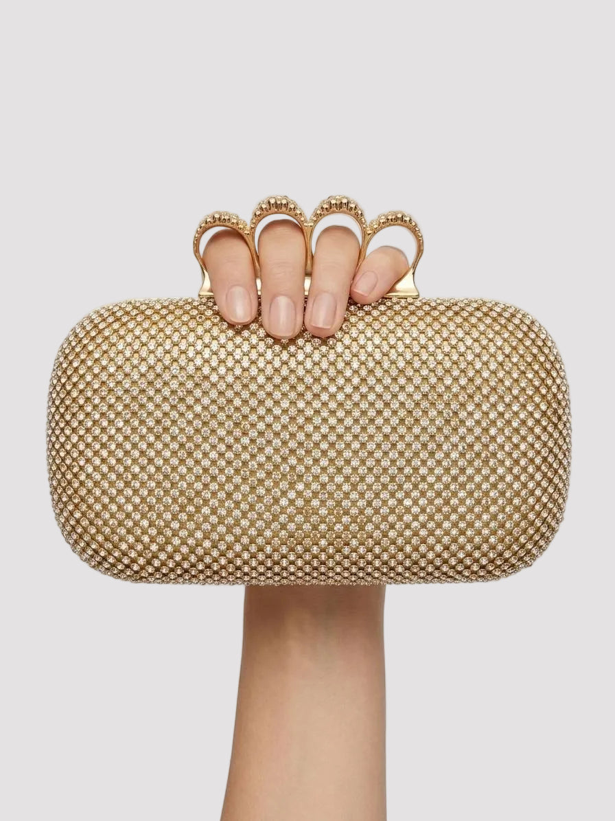 Poșetă clutch aurie de ocazie cu finisaj premium, acoperită cu cristale strălucitoare și mâner elegant tip inele, ideală pentru femeile care caută o geantă elegantă pentru nuntă, botez, banchet, cocktail sau alte evenimente speciale.