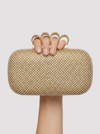 Poșetă clutch aurie de ocazie cu finisaj premium, acoperită cu cristale strălucitoare și mâner elegant tip inele, ideală pentru femeile care caută o geantă elegantă pentru nuntă, botez, banchet, cocktail sau alte evenimente speciale.