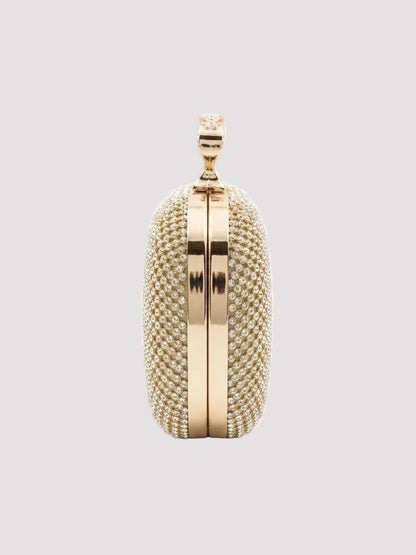Geantă de seară aurie tip clutch cu design luxury, finisaje premium și sistem de prindere tip inele, accesoriu elegant pentru femei, ideal pentru nunți, petreceri, baluri, gale și alte ocazii speciale unde eleganța face diferența.