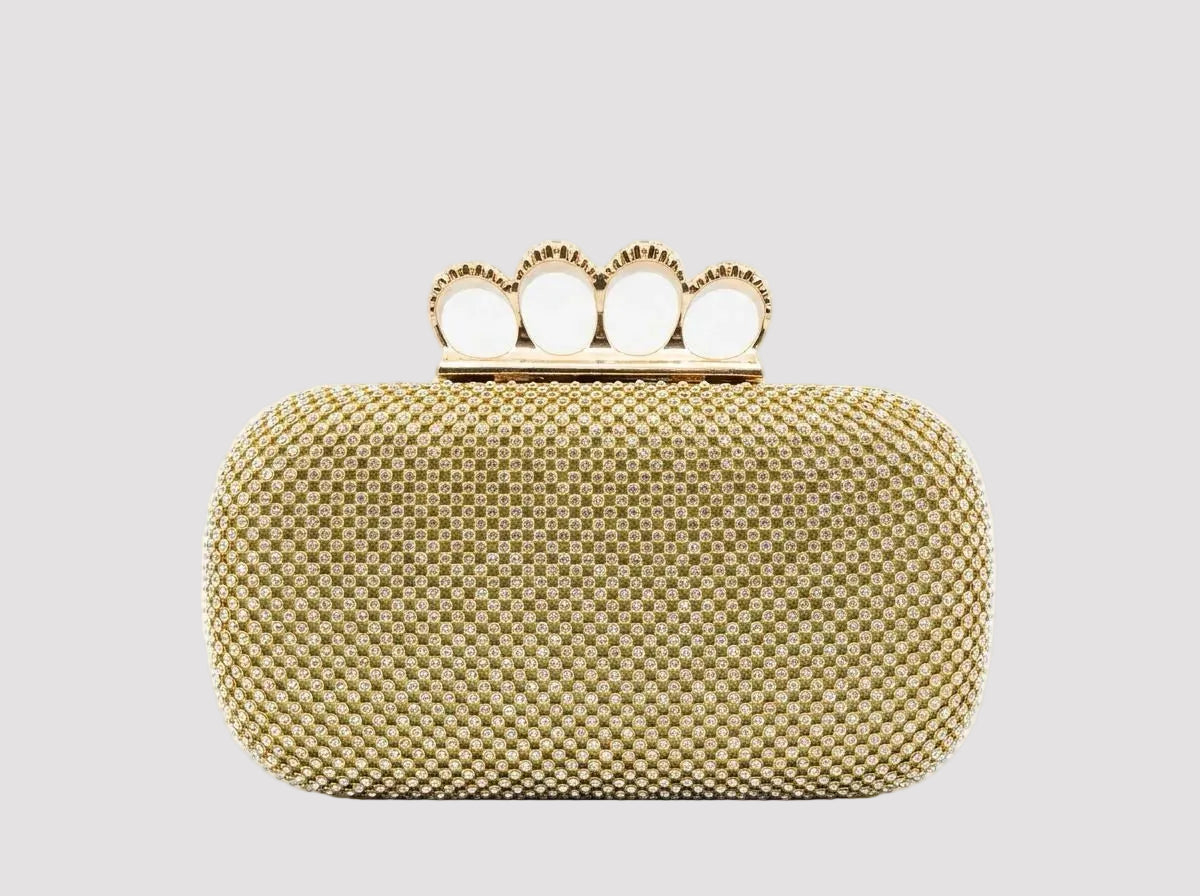 Geantă clutch aurie elegantă pentru femei, cu suprafață acoperită integral de cristale strălucitoare și mâner metalic tip inele, accesoriu de lux perfect pentru rochii de ocazie, nunți, botezuri, petreceri elegante, baluri și evenimente speciale, concepută pentru un look sofisticat și feminin.