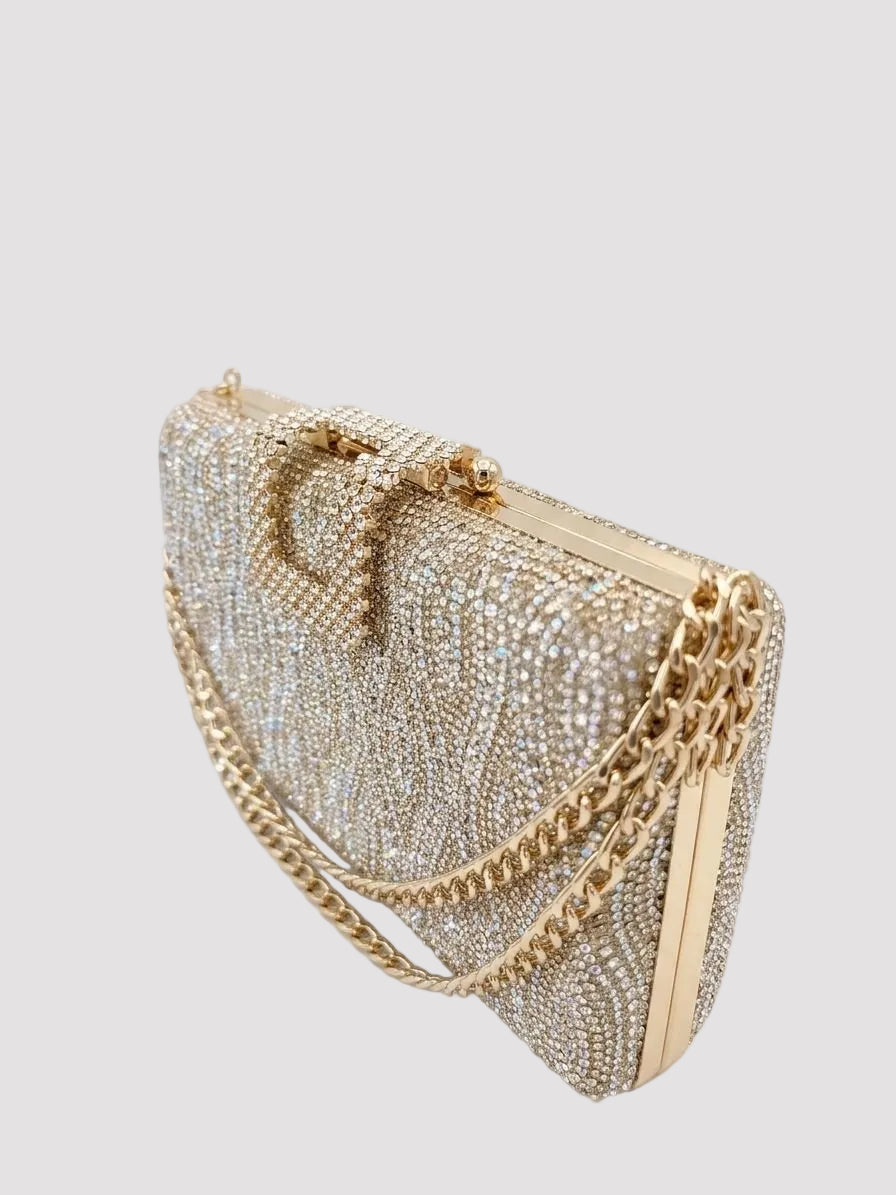 Geantă clutch aurie de ocazie cu design glam, acoperită cu strass și cristale premium, lanț metalic pentru purtare pe umăr și finisaje elegante, perfectă pentru rochii de seară, ținute sofisticate și evenimente importante.