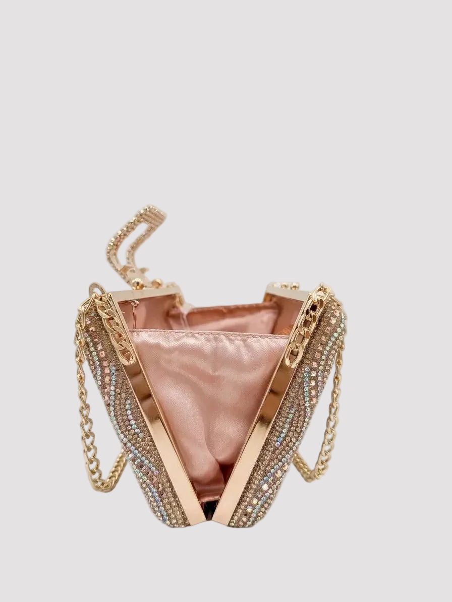 Poșetă clutch champagne-gold elegantă pentru femei, împodobită cu cristale premium și finisaje aurii rafinate, cu lanț metalic pentru purtare pe umăr, perfectă pentru rochii de seară, ținute elegante și ocazii speciale.